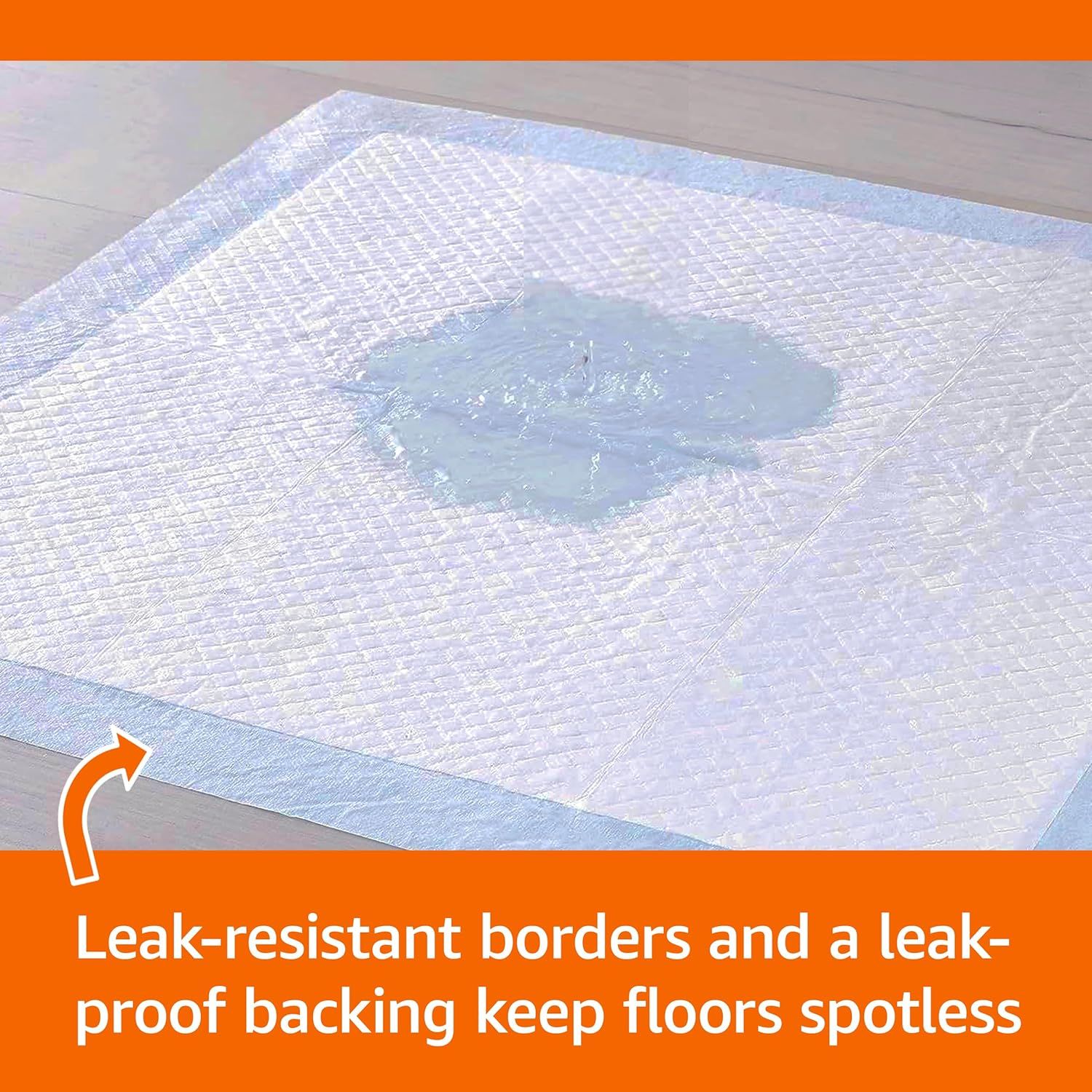 Chien allongé sur un protège-slip Amazon Basics en intérieur