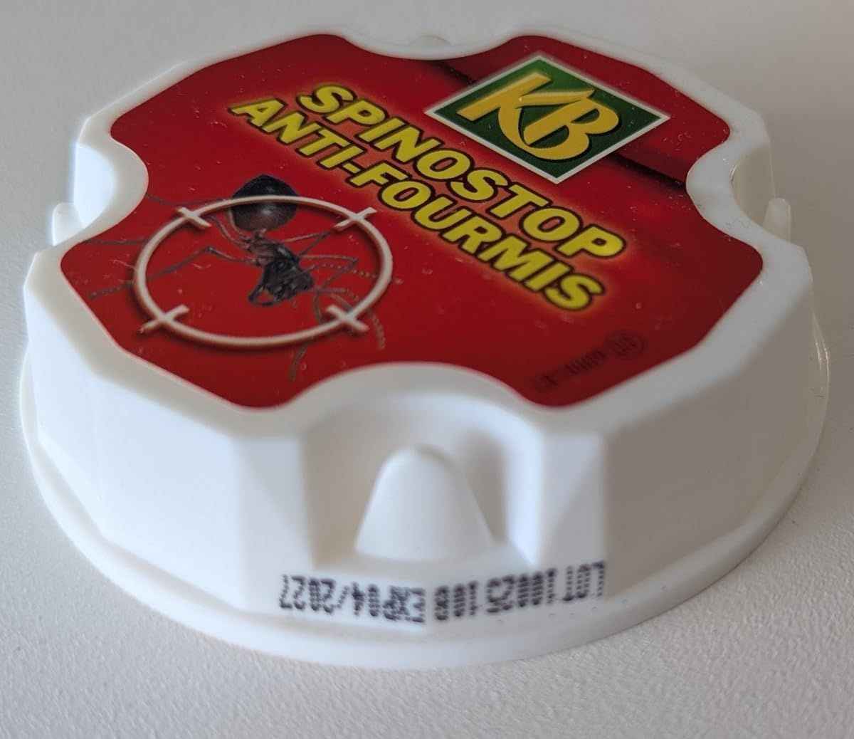 Boîtes appâts KB HOME DEFENSE disposées près d’une porte-fenêtre, là où les fourmis passent.