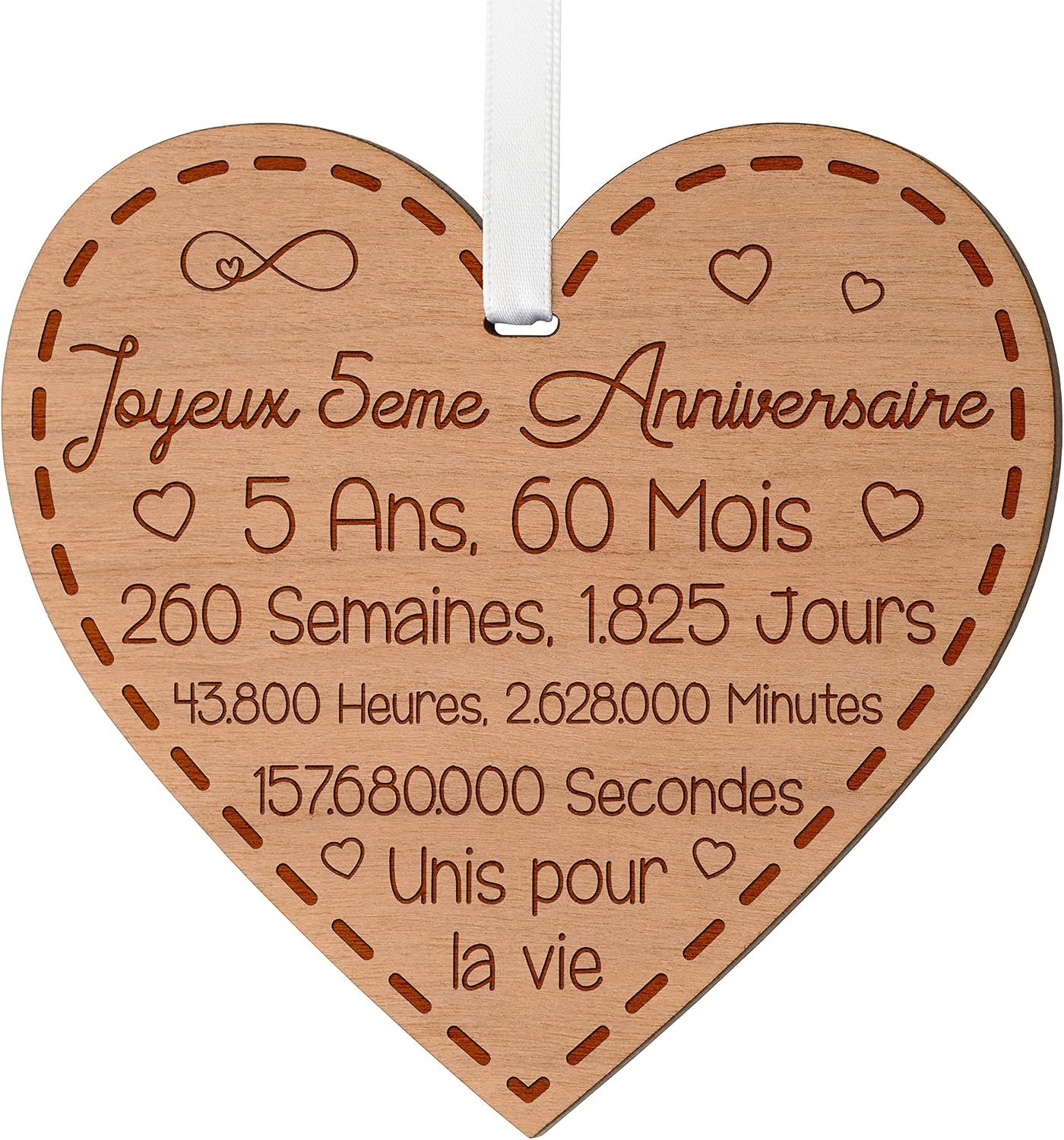 Vue principale : Cœur en bois cerisier gravé pour 5 ans de mariage
