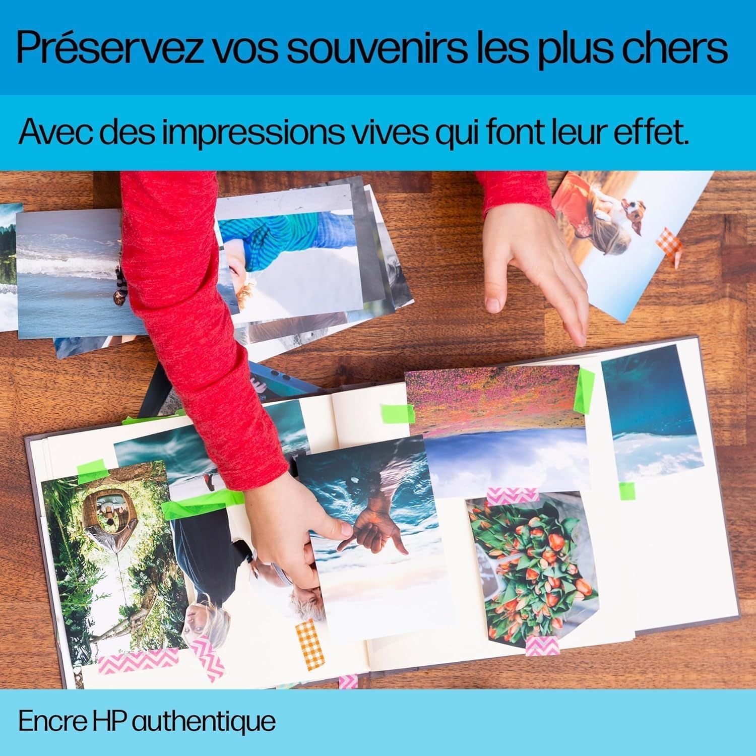 Pack de 2 cartouches HP 305 (noir et couleurs) posées à côté d’une imprimante DeskJet